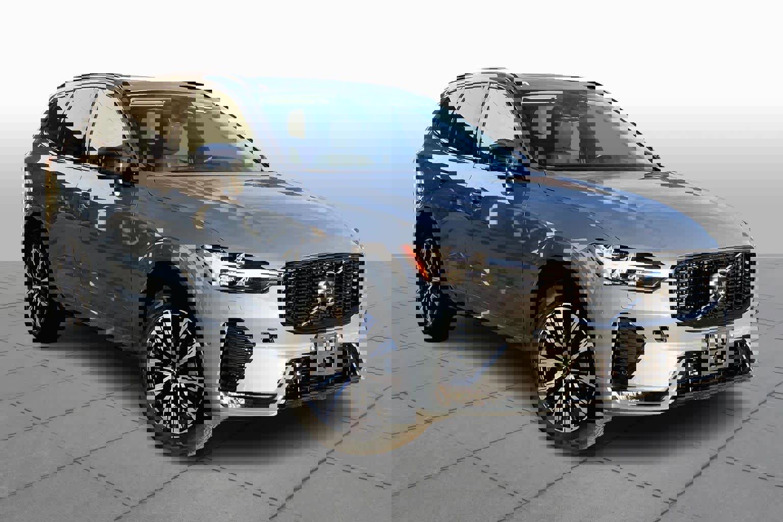 Used 2024 Volvo XC60 B5 Plus image 3