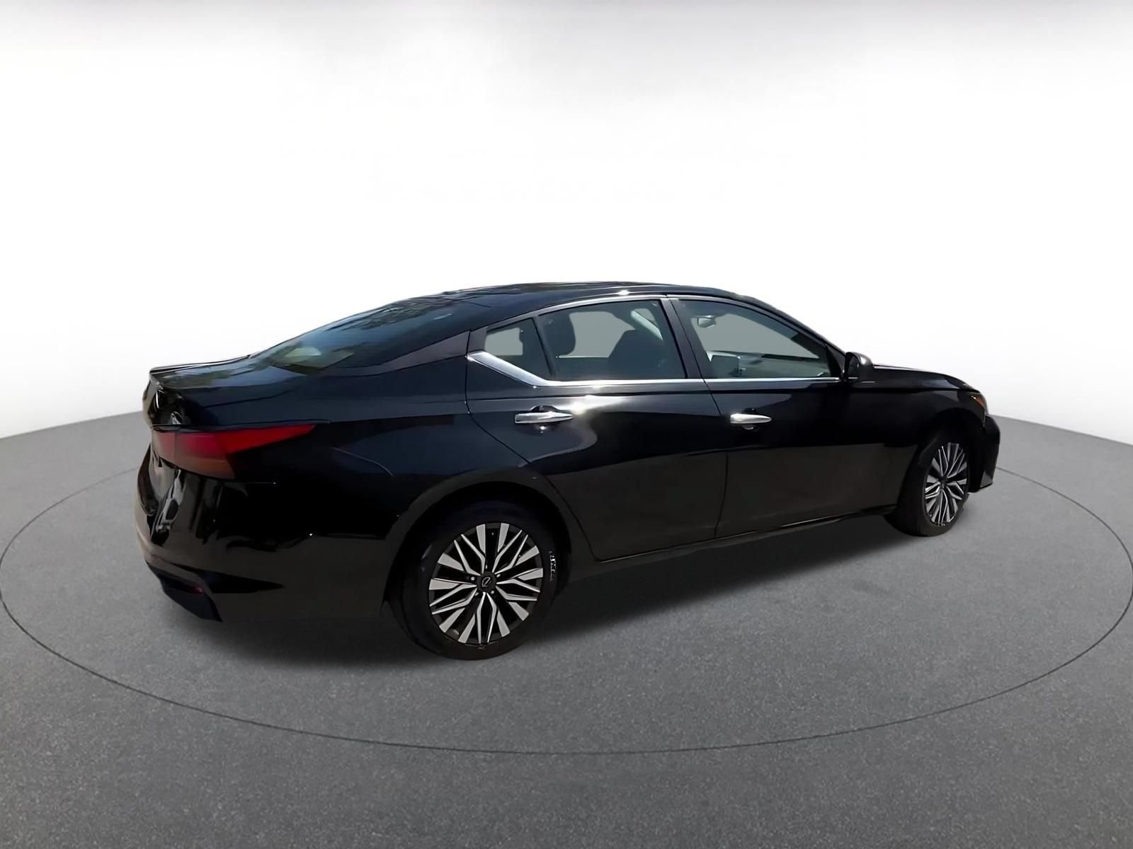Used 2025 Nissan Altima 2.5 SV FWD image 13