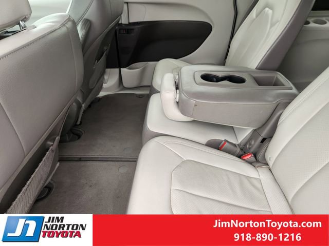 Used 2018 Chrysler Pacifica Touring-L image 29
