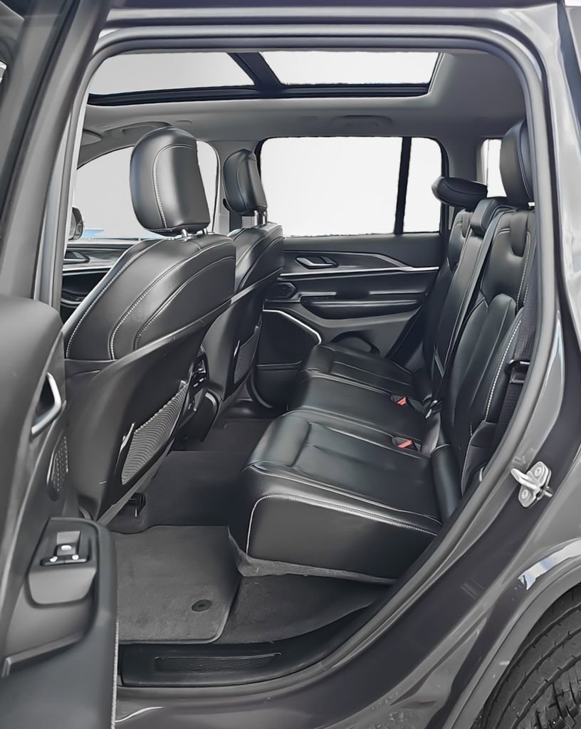 Used 2022 Jeep Grand Cherokee Limited image 13