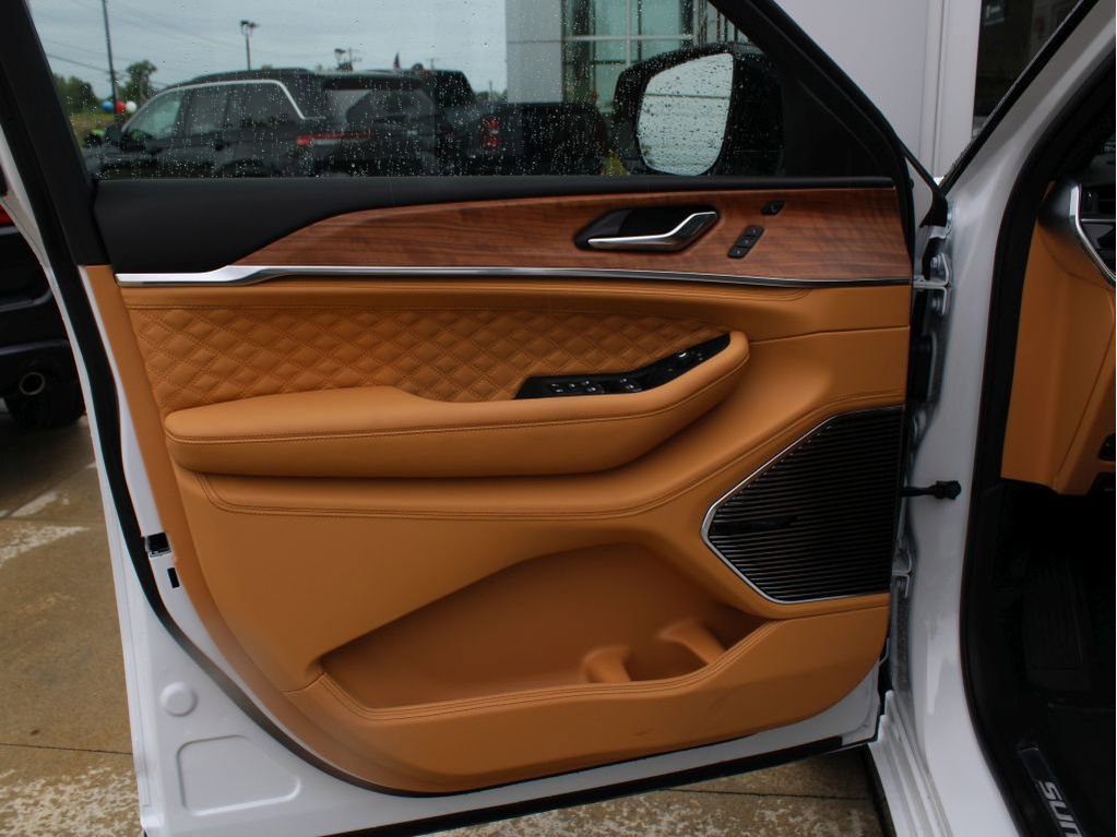 New 2025 Jeep Grand Cherokee Summit image 9