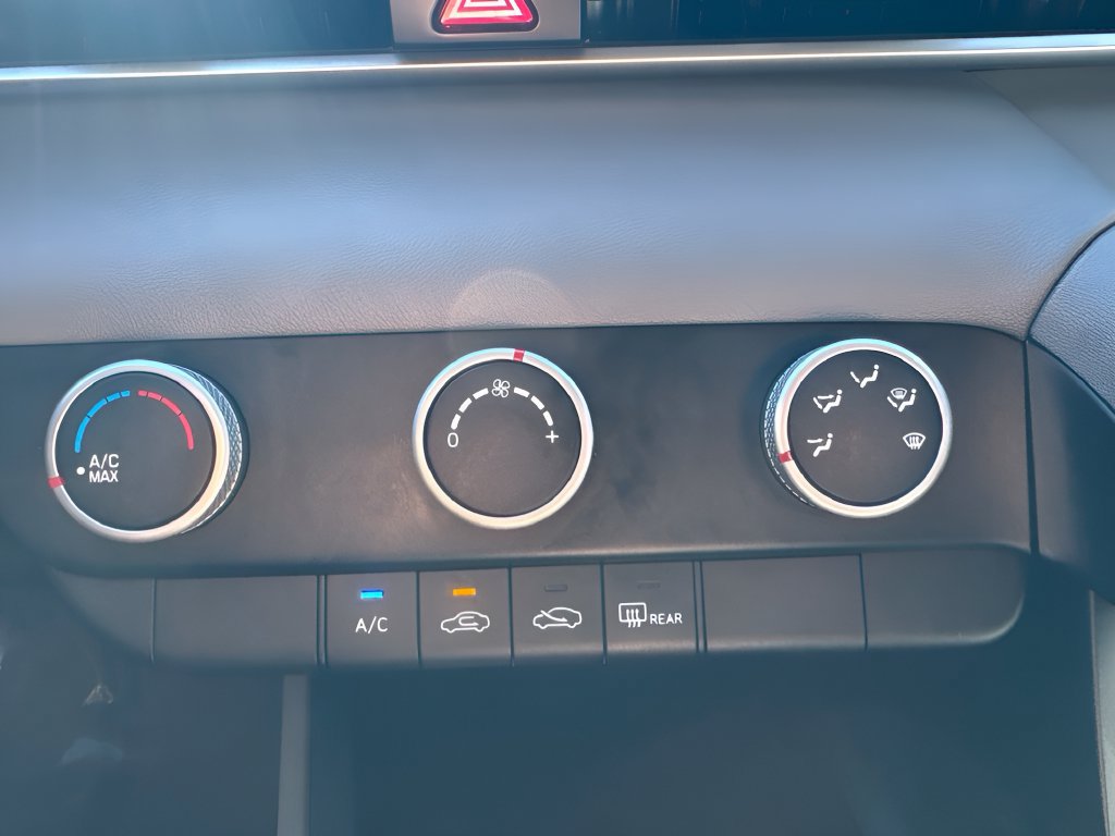 Used 2021 Hyundai Elantra SE FWD image 18