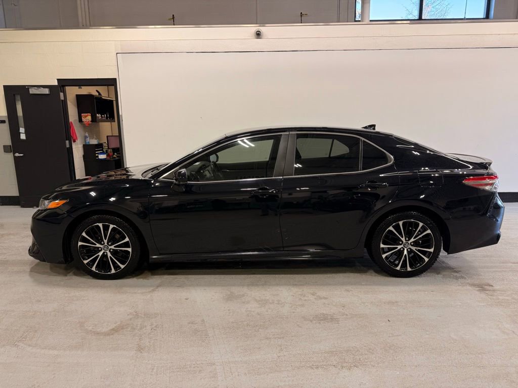 Used 2019 Toyota Camry SE image 2
