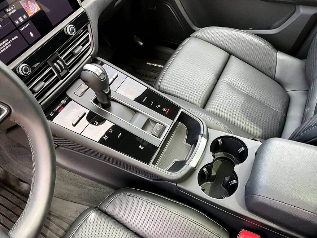 Certified 2025 Porsche Macan AWD/4WD image 17