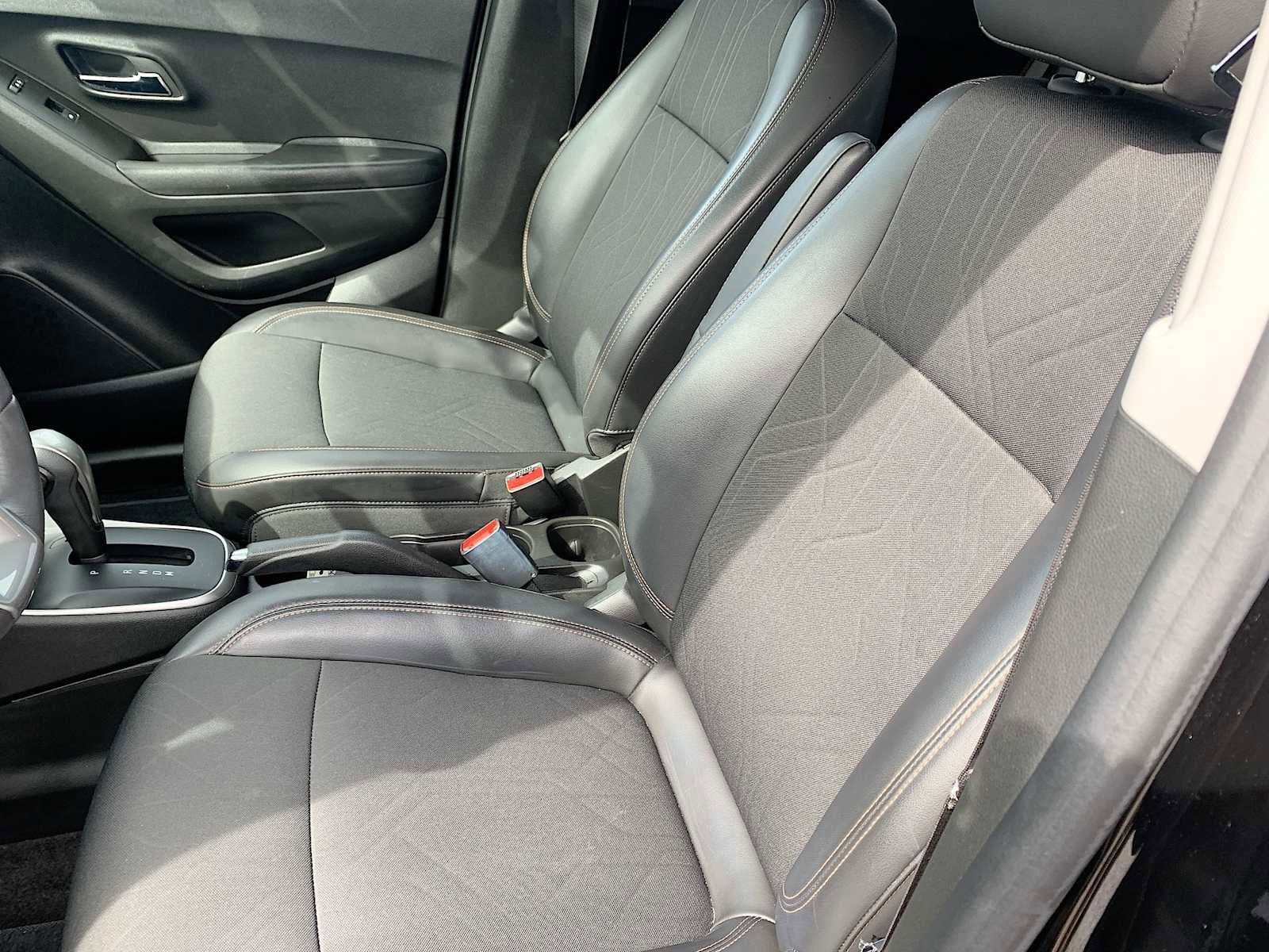 Certified 2022 Chevrolet Trax LT w/ Midnight Edition image 18