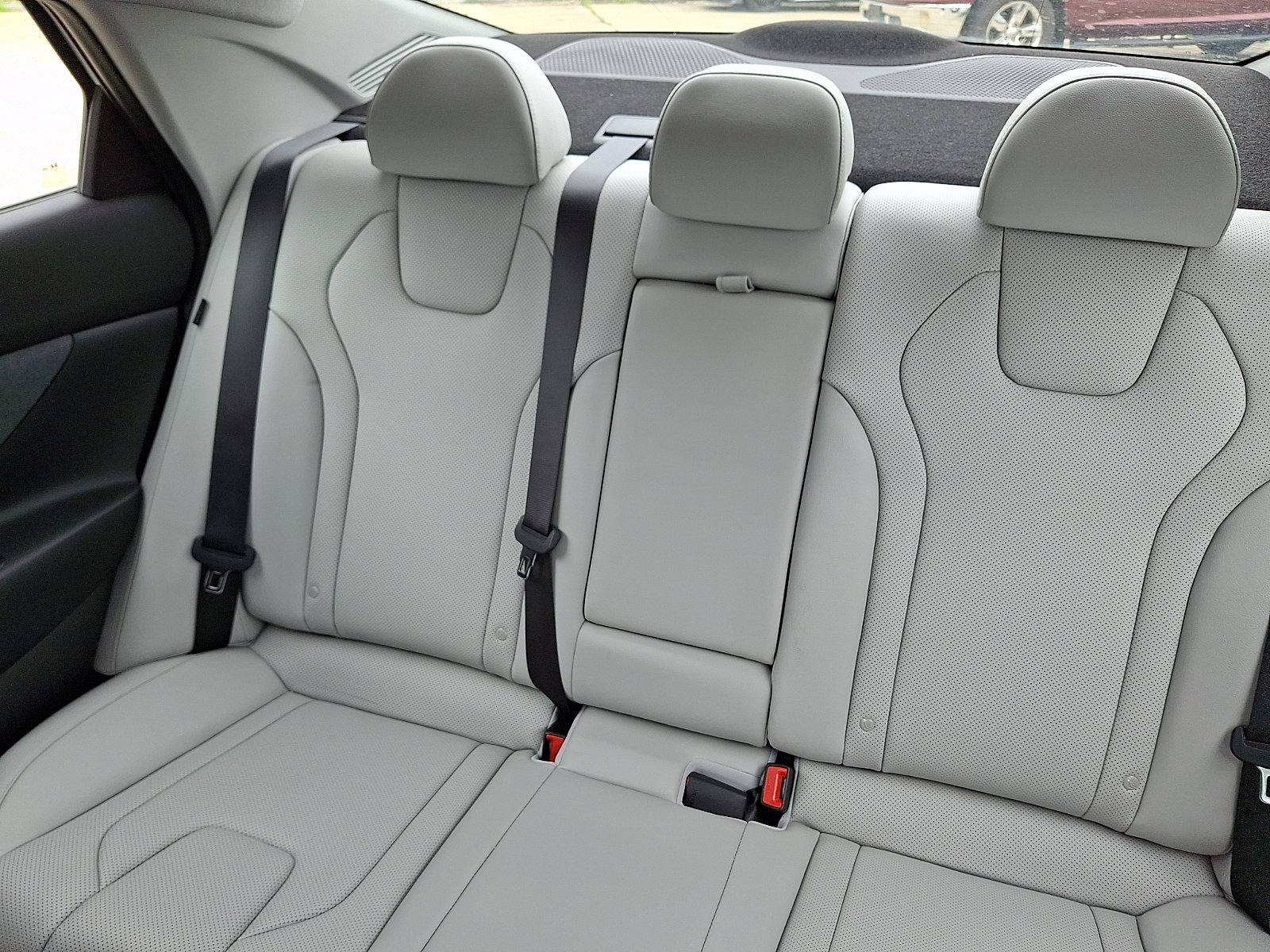 Certified 2025 Hyundai Elantra Limited FWD image 18