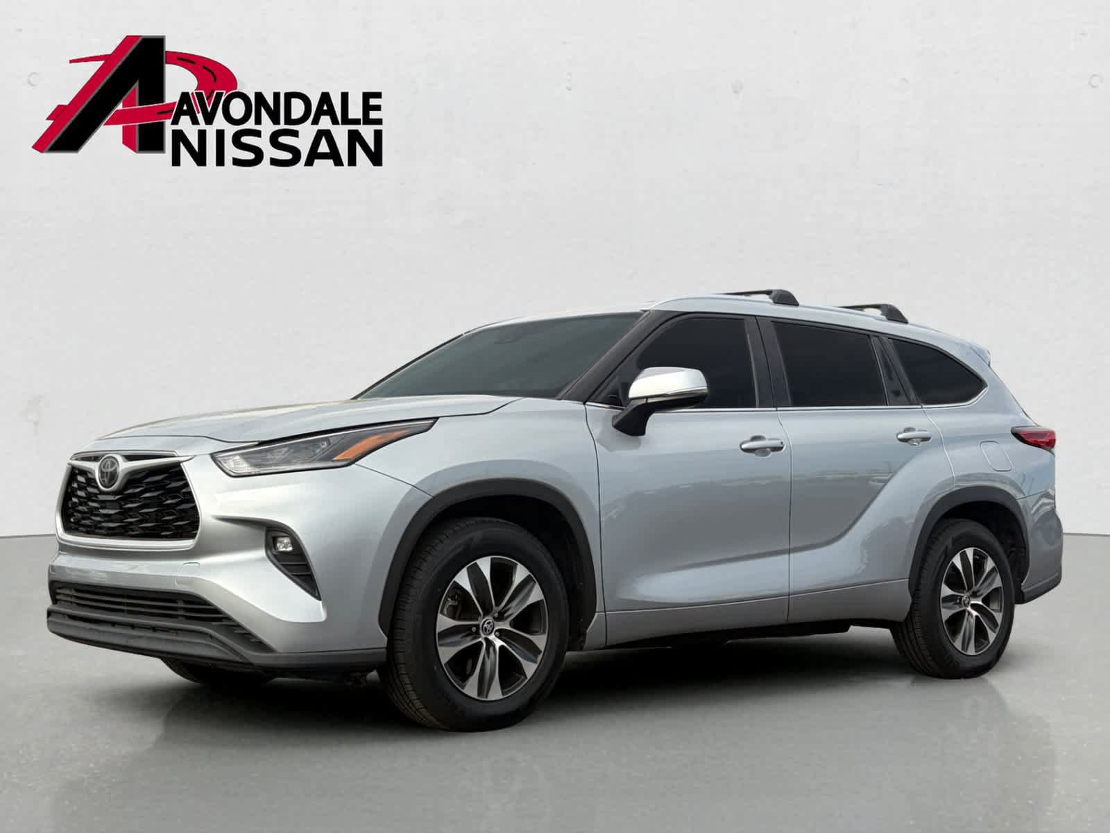 Used 2021 Toyota Highlander XLE FWD image 2