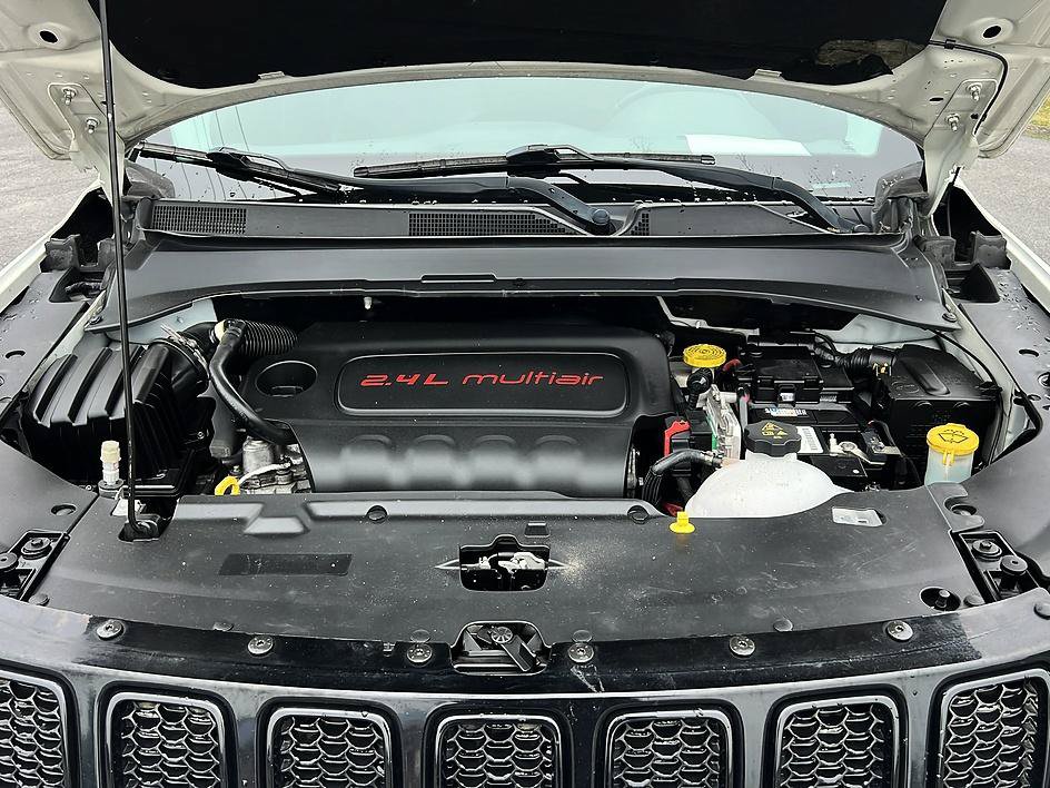 Used 2018 Jeep Compass Latitude w/ Popular Equipment Group FWD image 9