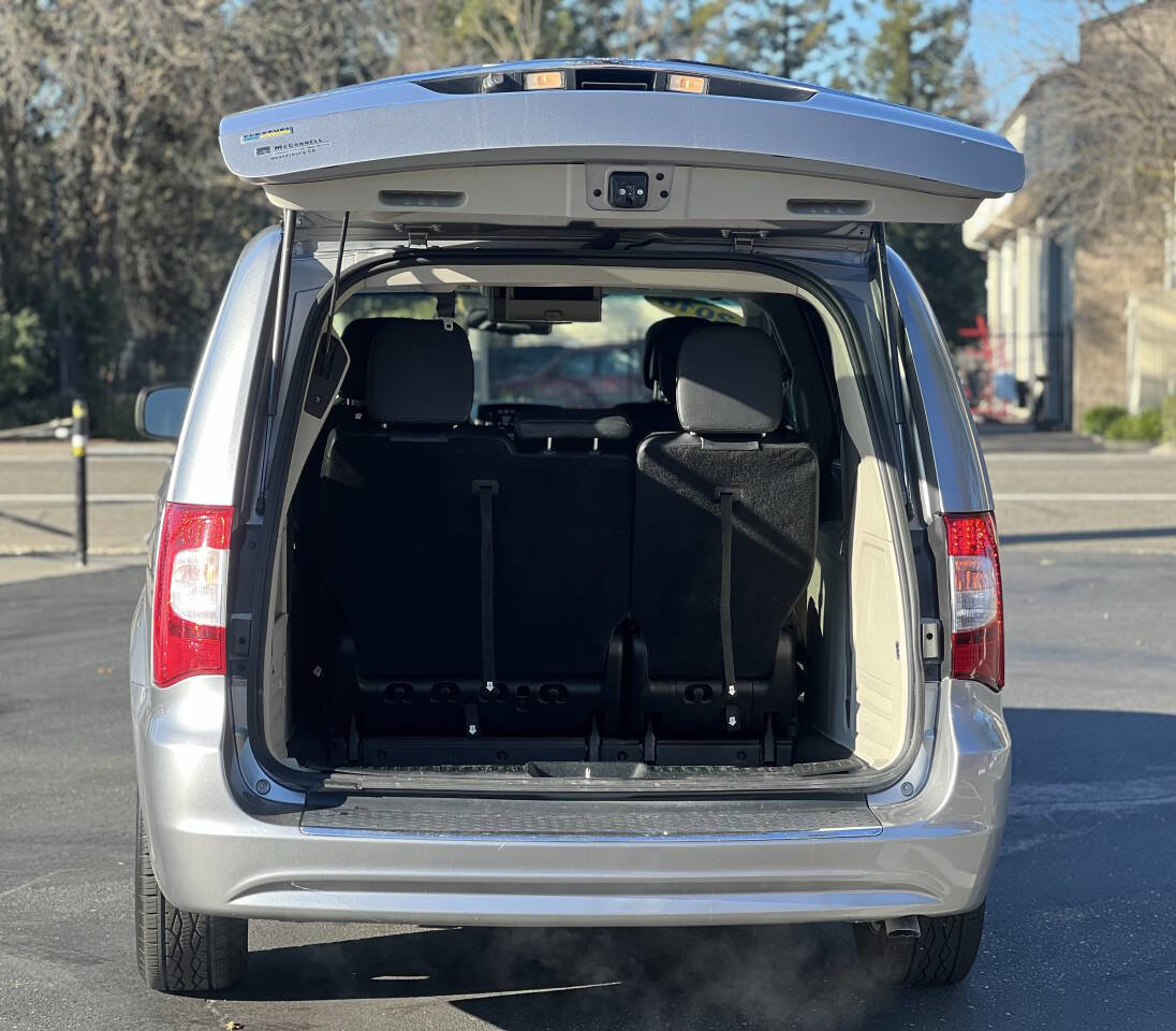 Used 2016 Chrysler Town & Country Touring image 5