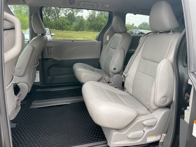 Used 2017 Toyota Sienna XLE FWD image 28