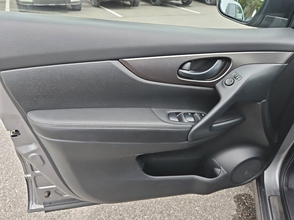 Used 2021 Nissan Rogue Sport S image 17