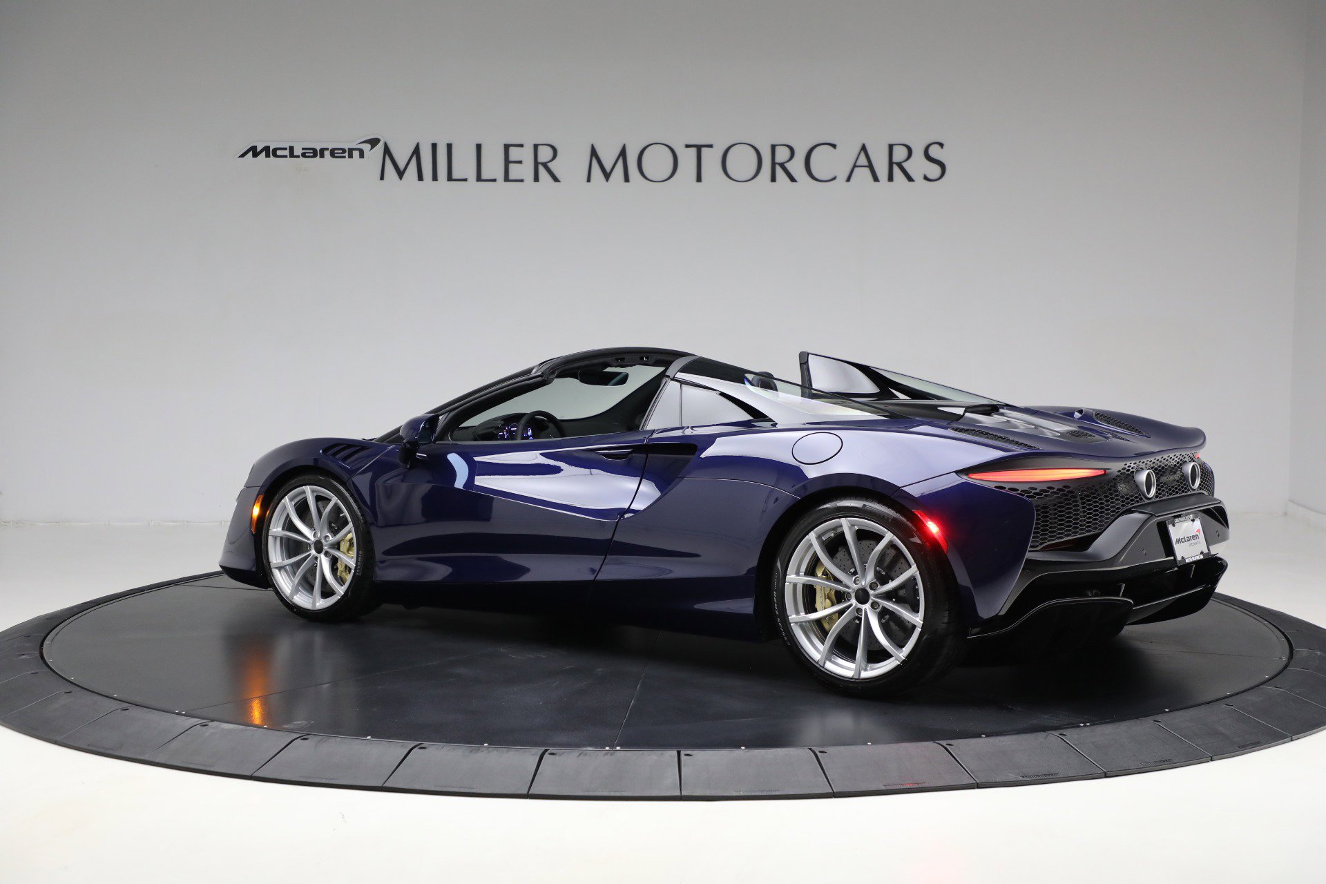 New 2025 McLaren Artura TechLux image 4