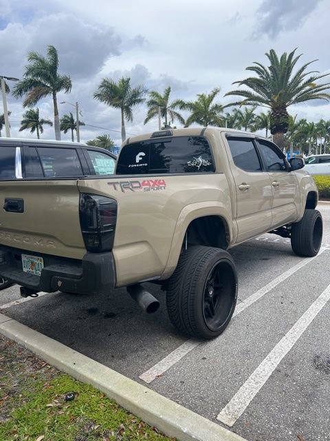 Used 2017 Toyota Tacoma TRD Sport image 3
