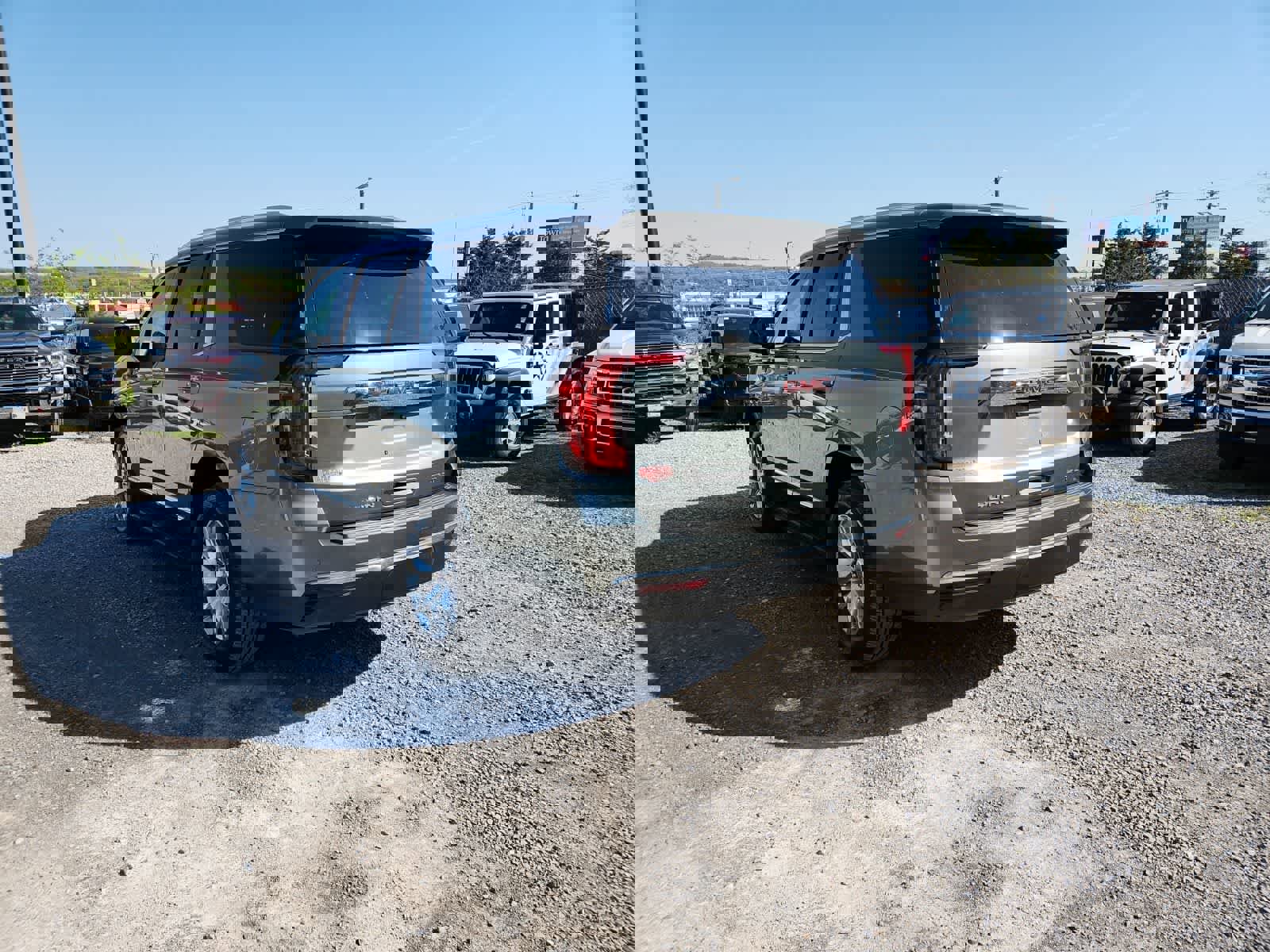 Used 2023 GMC Yukon SLT w/ SLT Premium Package image 3