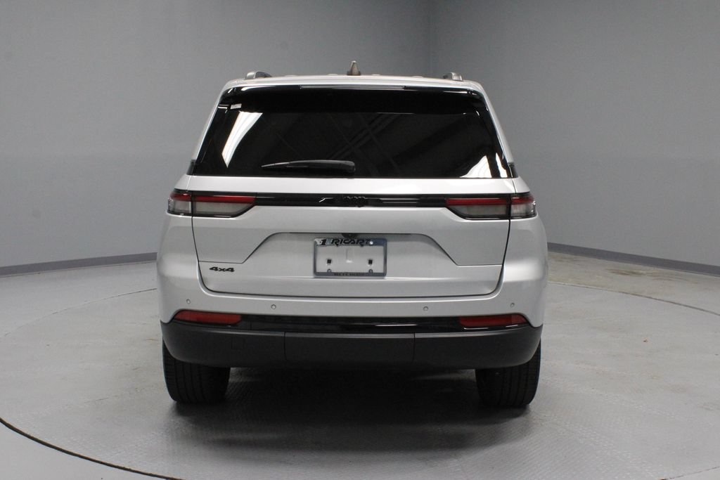 Used 2023 Jeep Grand Cherokee Altitude AWD/4WD image 9
