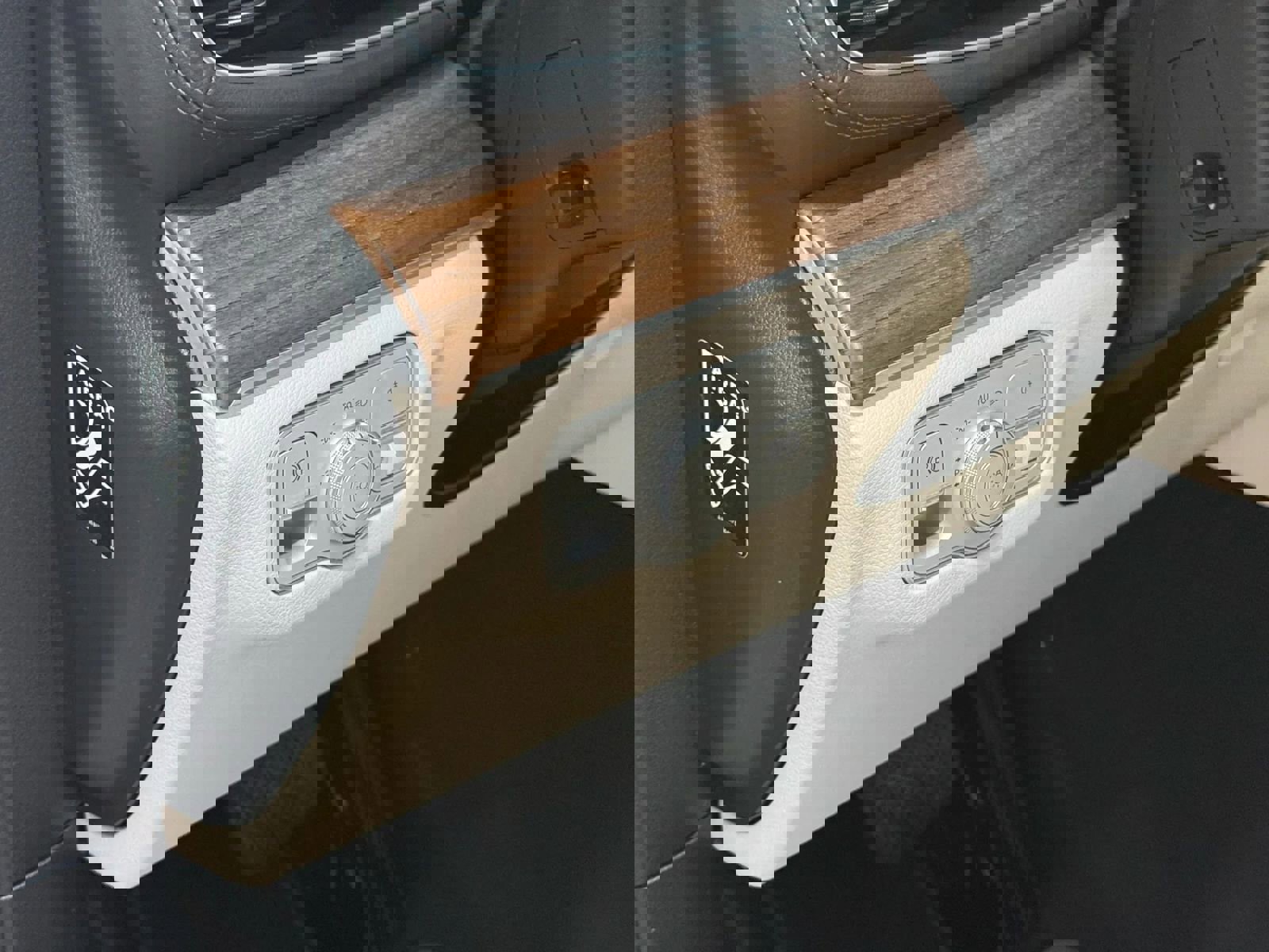 Used 2021 Mercedes-Benz GLS 450 4MATIC image 27