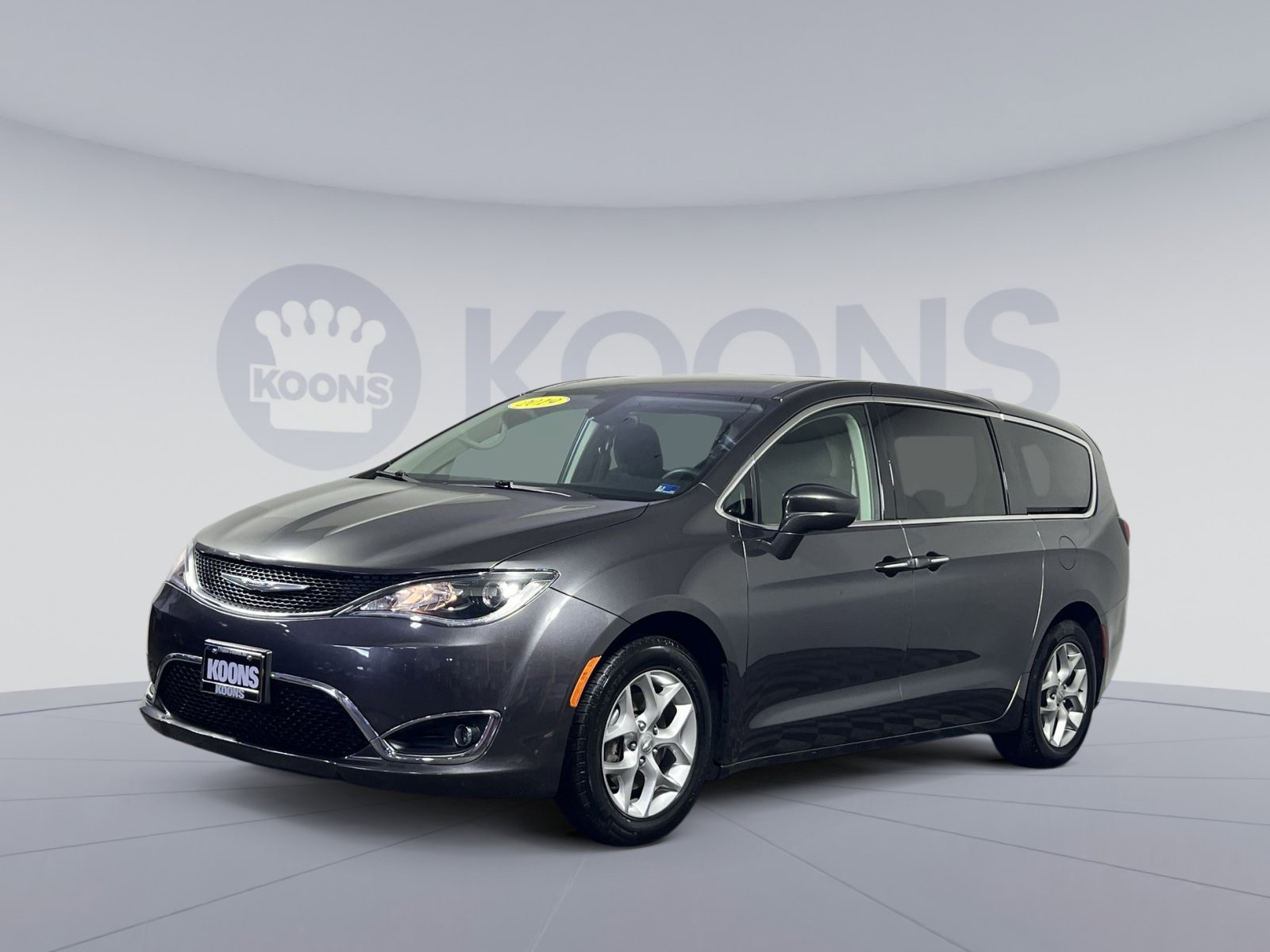 Used 2019 Chrysler Pacifica Touring Plus w/ Tire & Wheel Group FWD image 1