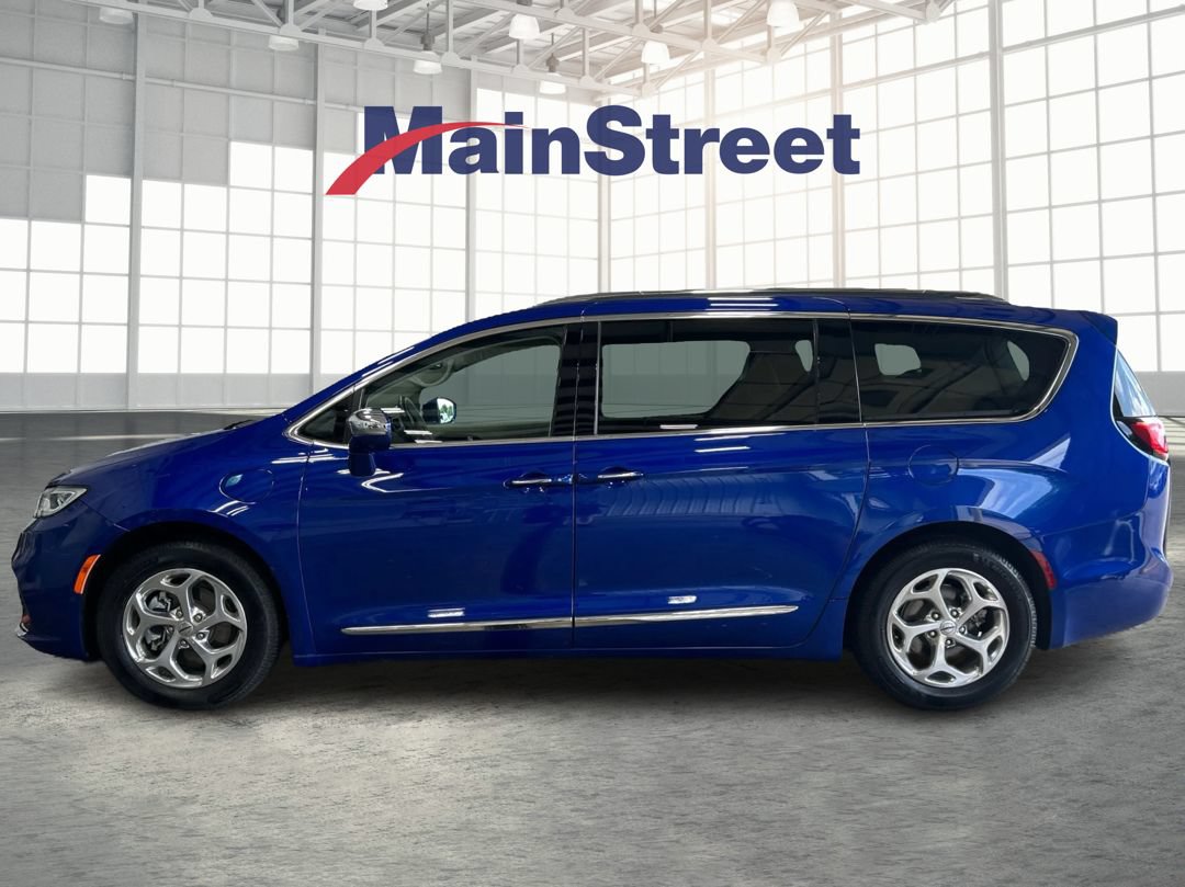 Used 2021 Chrysler Pacifica Limited w/ Uconnect Theater Family Group FWD image 2