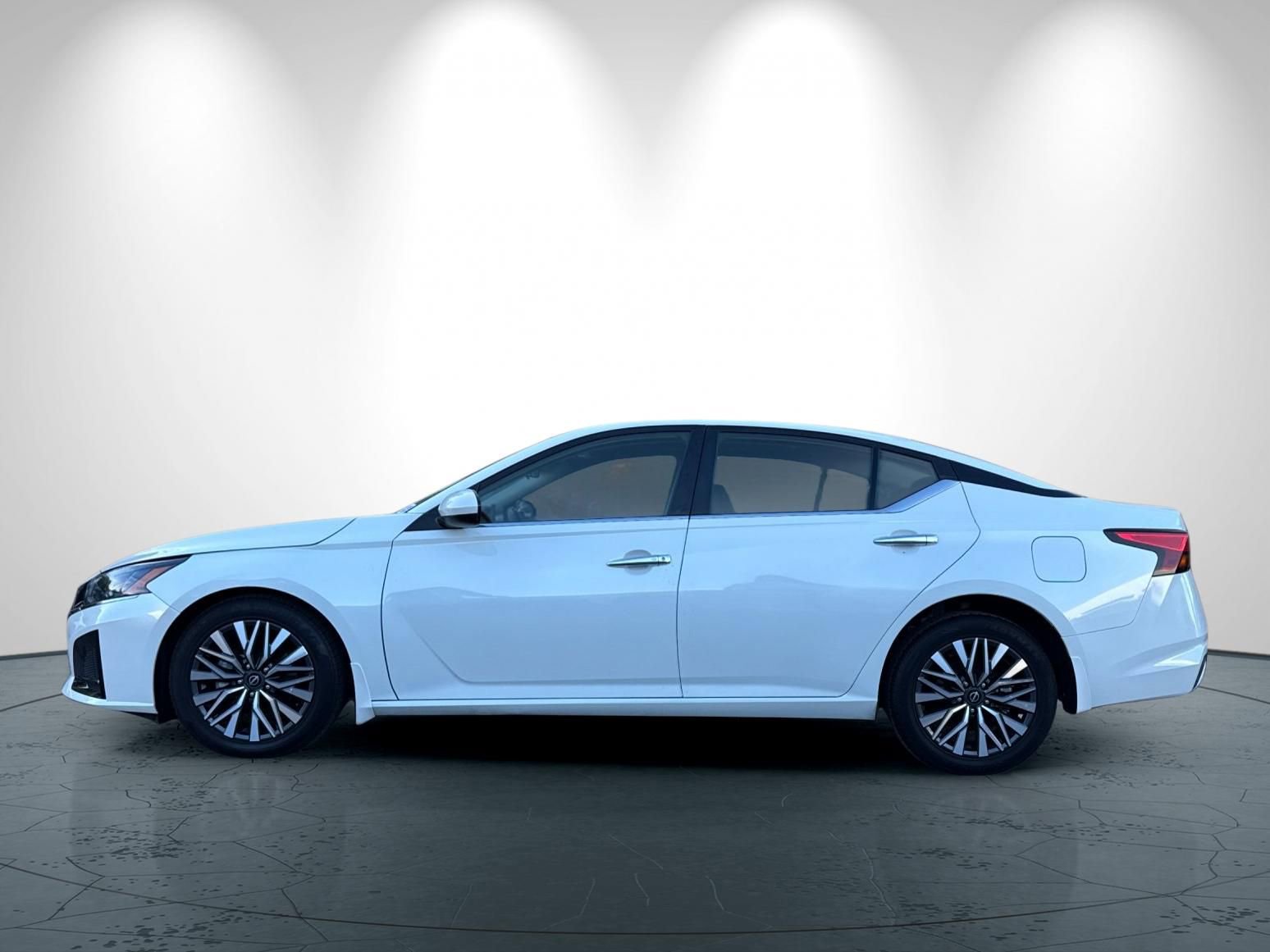 Used 2023 Nissan Altima 2.5 SV w/ SV Premium Package FWD image 7