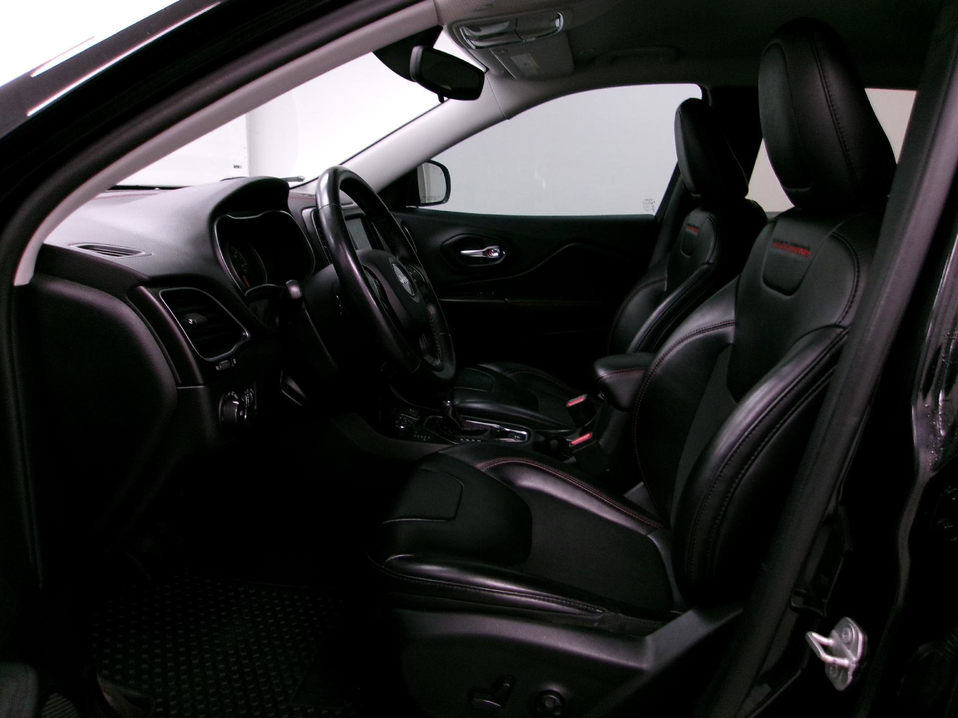 Used 2019 Jeep Cherokee Trailhawk w/ Cold Weather Group image 8