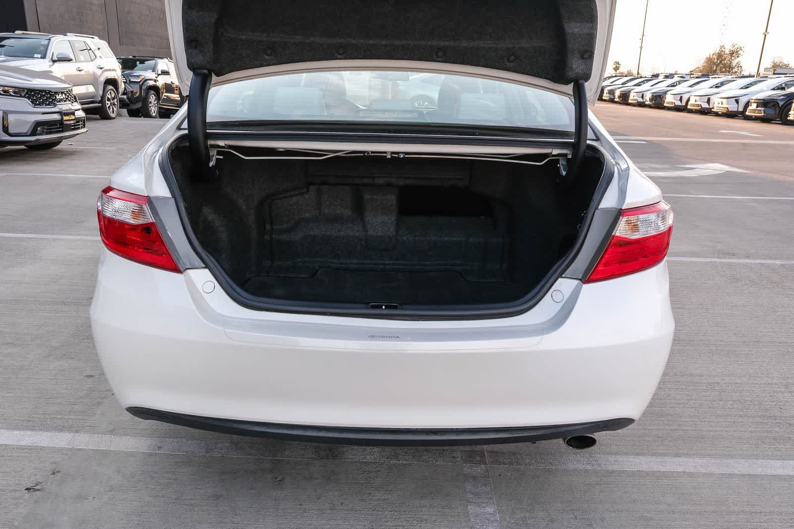 Used 2017 Toyota Camry XLE w/ Moonroof Package FWD image 27