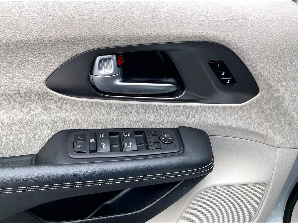 Used 2024 Chrysler Pacifica Touring-L image 36