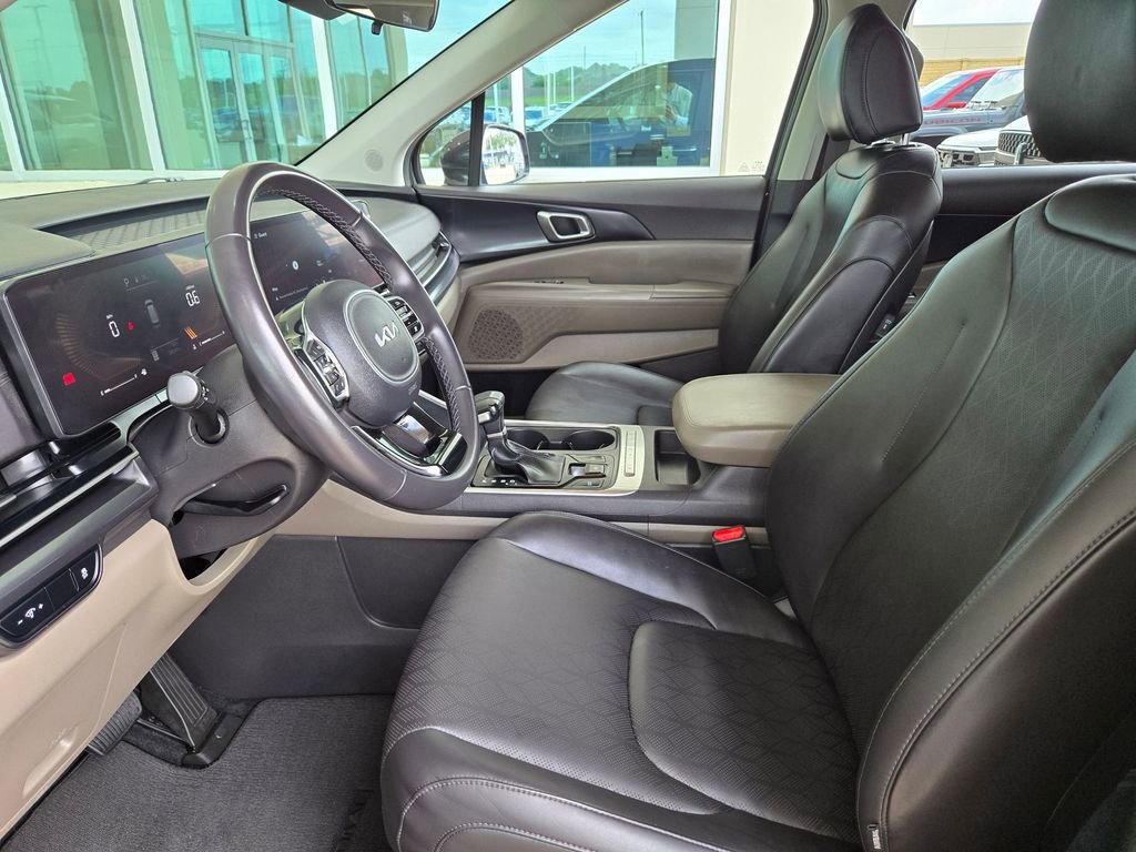 Used 2025 Kia Carnival FWD image 9
