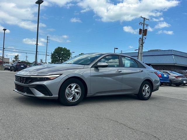 Certified 2024 Hyundai Elantra SE FWD image 5