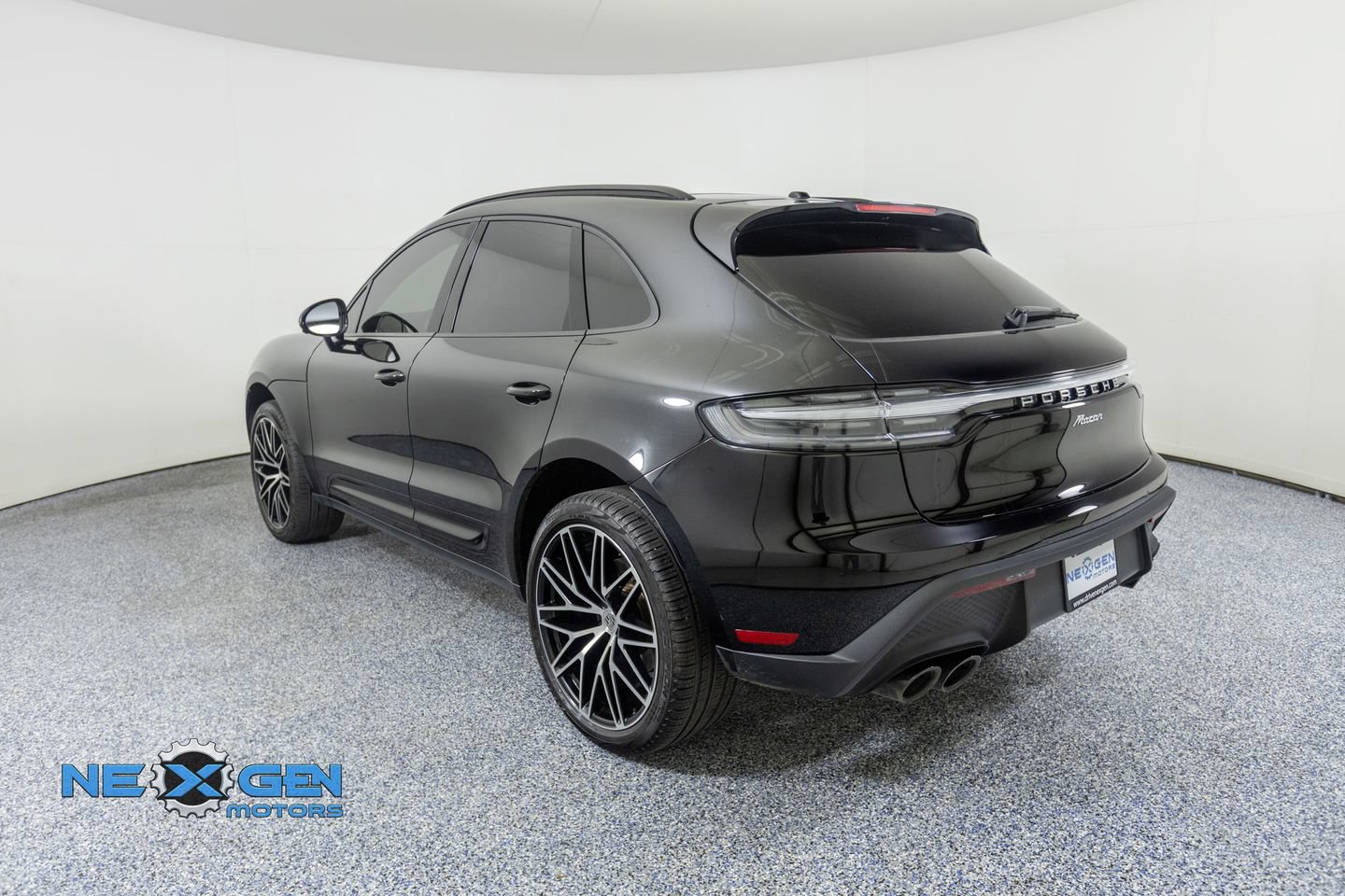 Used 2024 Porsche Macan AWD/4WD image 5