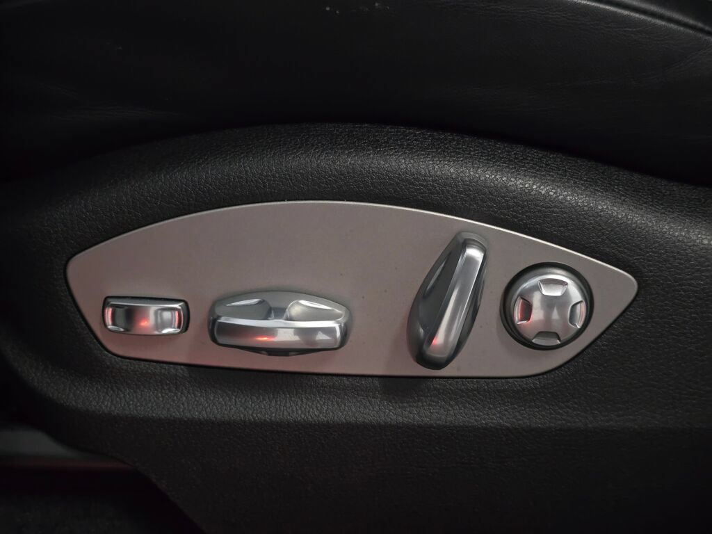 Certified 2024 Porsche Macan AWD/4WD image 38
