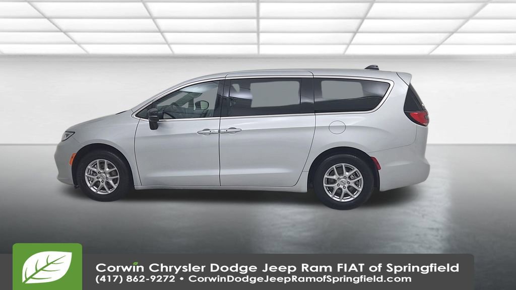 Certified 2024 Chrysler Pacifica Touring-L image 9