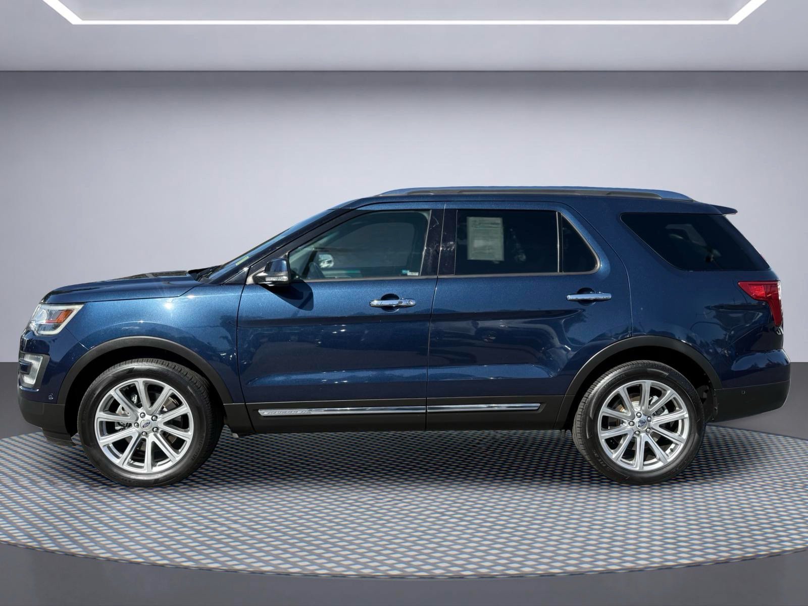 Used 2017 Ford Explorer Limited w/ Equipment Group 303A AWD/4WD image 3
