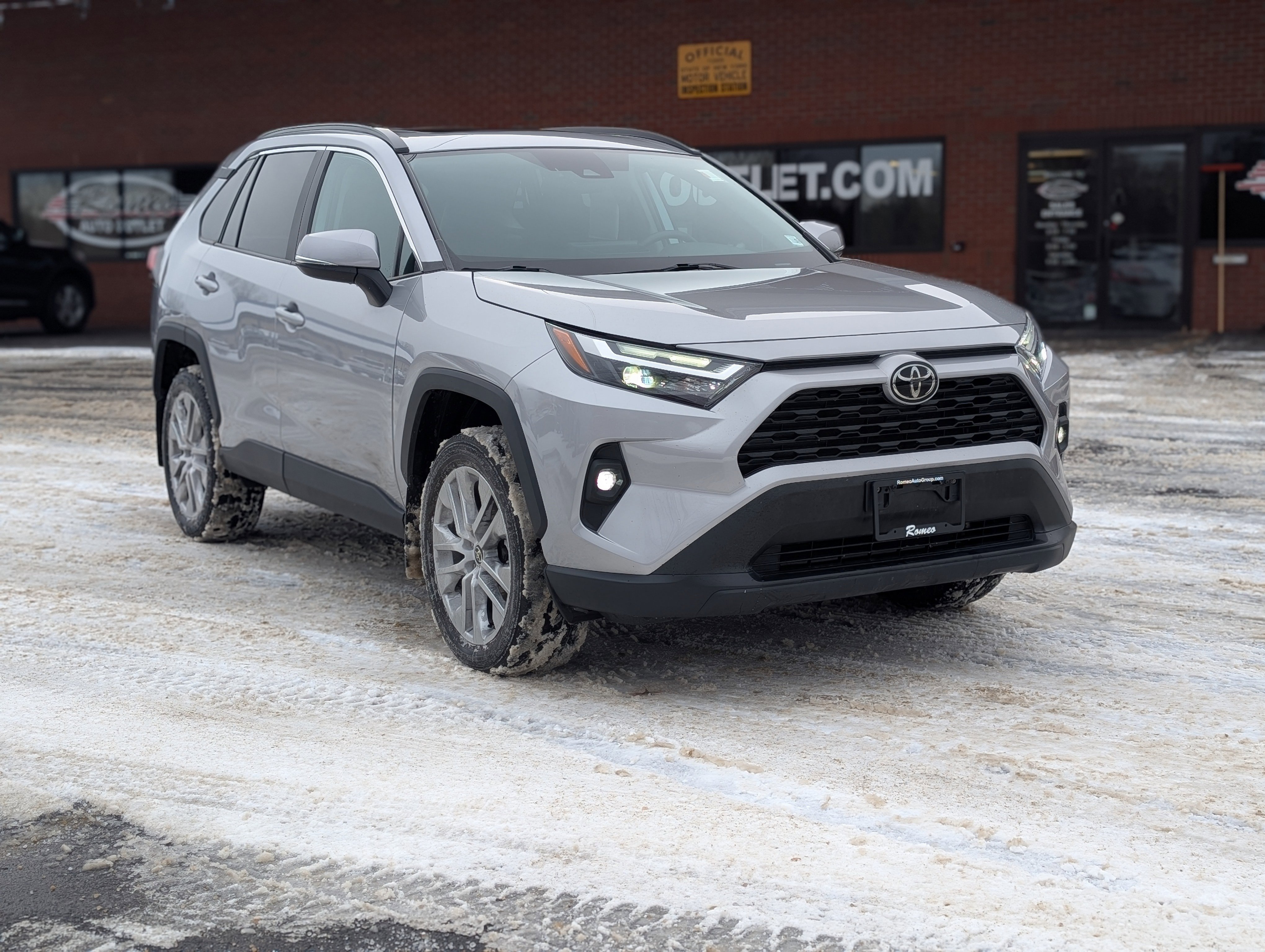 Used 2022 Toyota RAV4 XLE Premium image 14