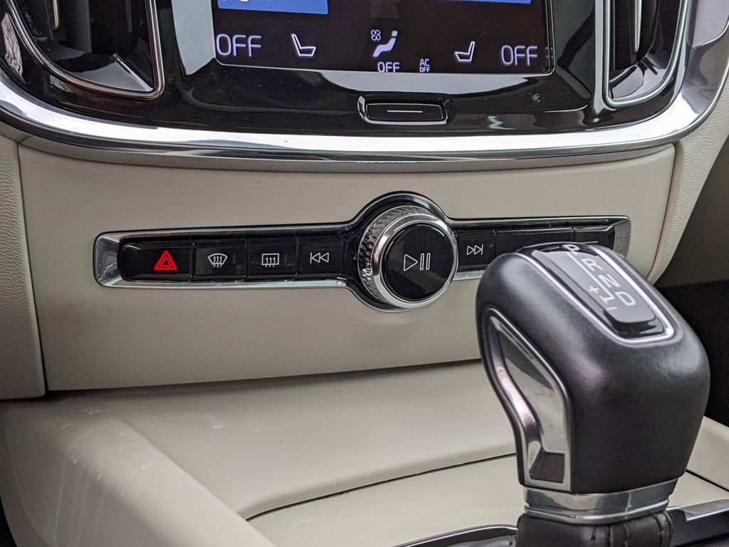 Used 2021 Volvo V60 T5 Momentum image 18