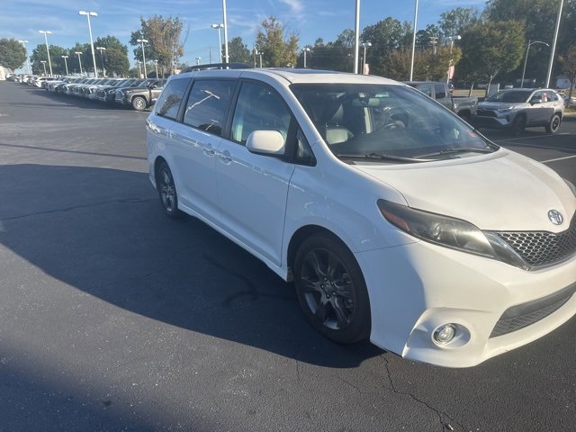 Used 2015 Toyota Sienna SE image 3
