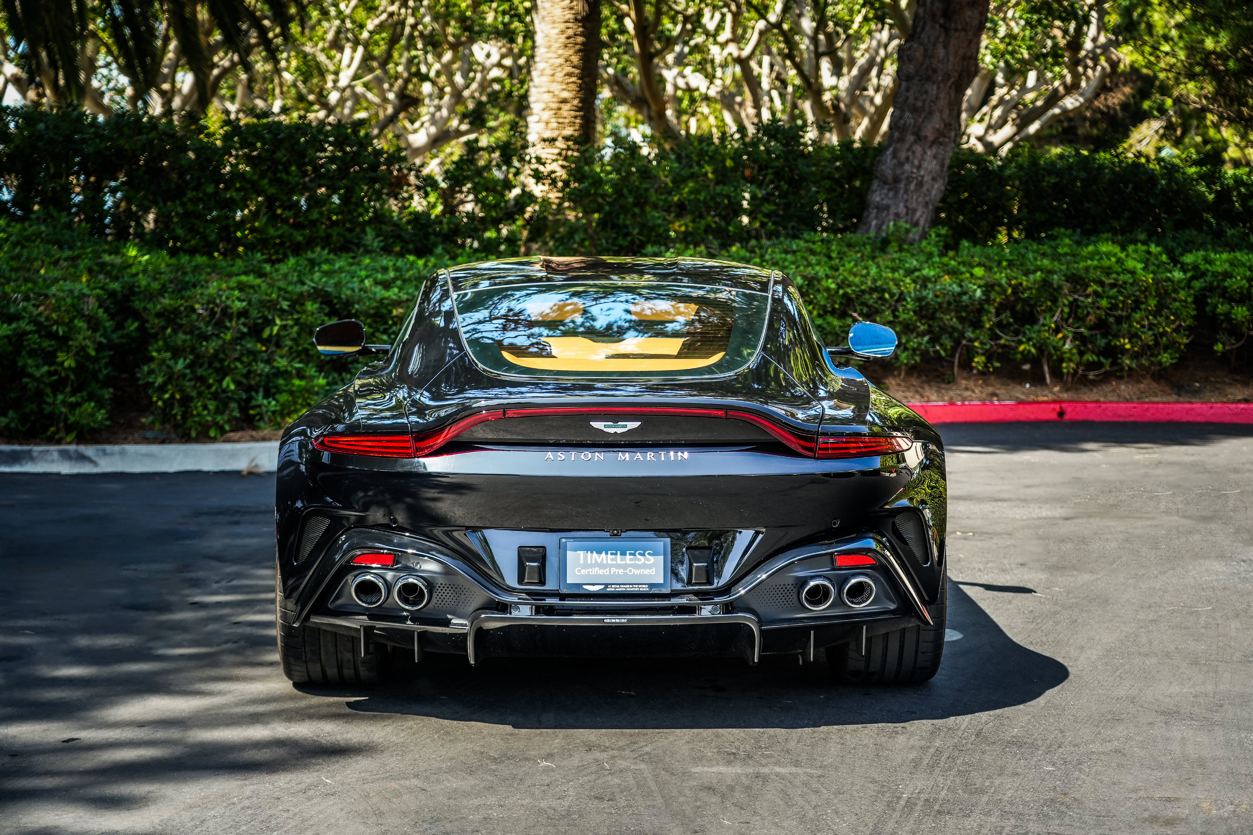 Used 2025 Aston Martin V8 Vantage Coupe RWD image 9