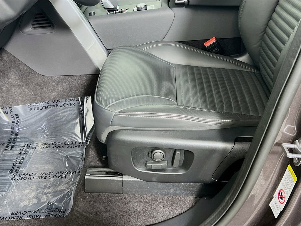 Used 2025 Land Rover Discovery Metropolitan Edition image 20