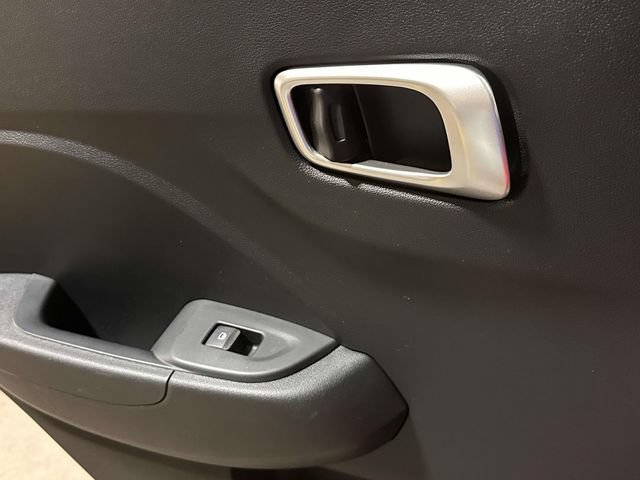 Used 2025 Hyundai Venue SEL FWD image 25