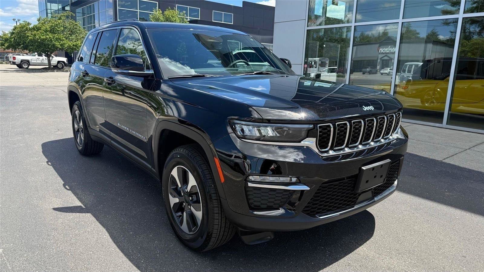 Used 2025 Jeep Grand Cherokee Limited 4xe AWD/4WD image 9