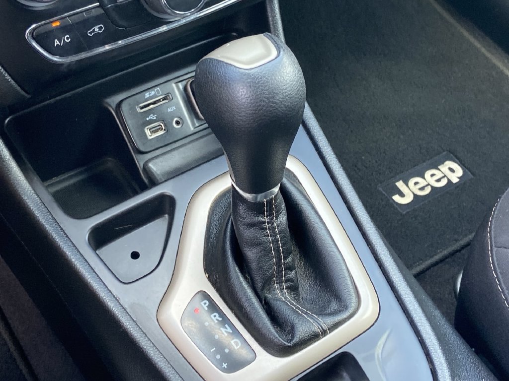 Used 2018 Jeep Cherokee Latitude w/ Safety Group FWD image 12