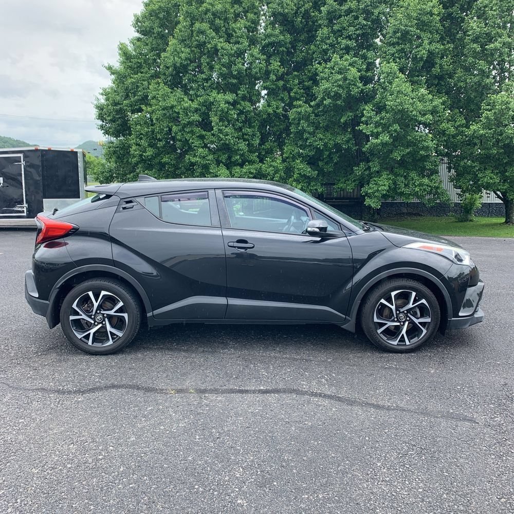 Used 2018 Toyota C-HR XLE FWD image 3