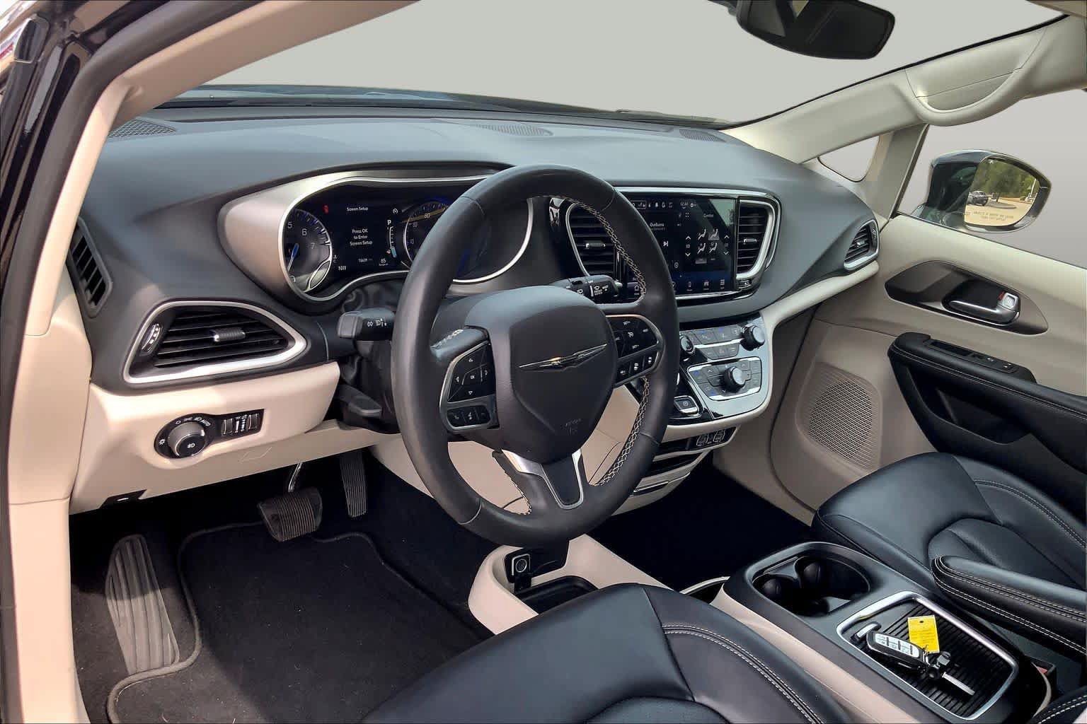 Used 2024 Chrysler Pacifica Touring-L FWD image 18