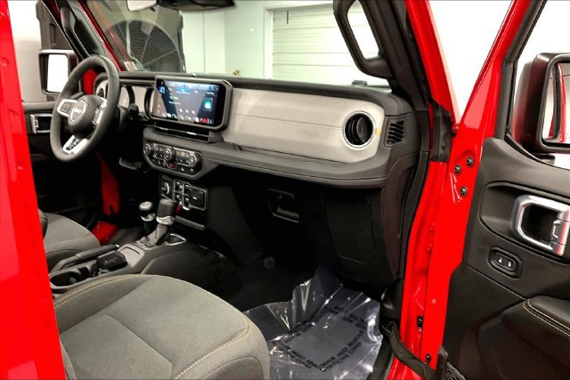 Used 2026 Jeep Wrangler Unlimited Sahara AWD/4WD image 19
