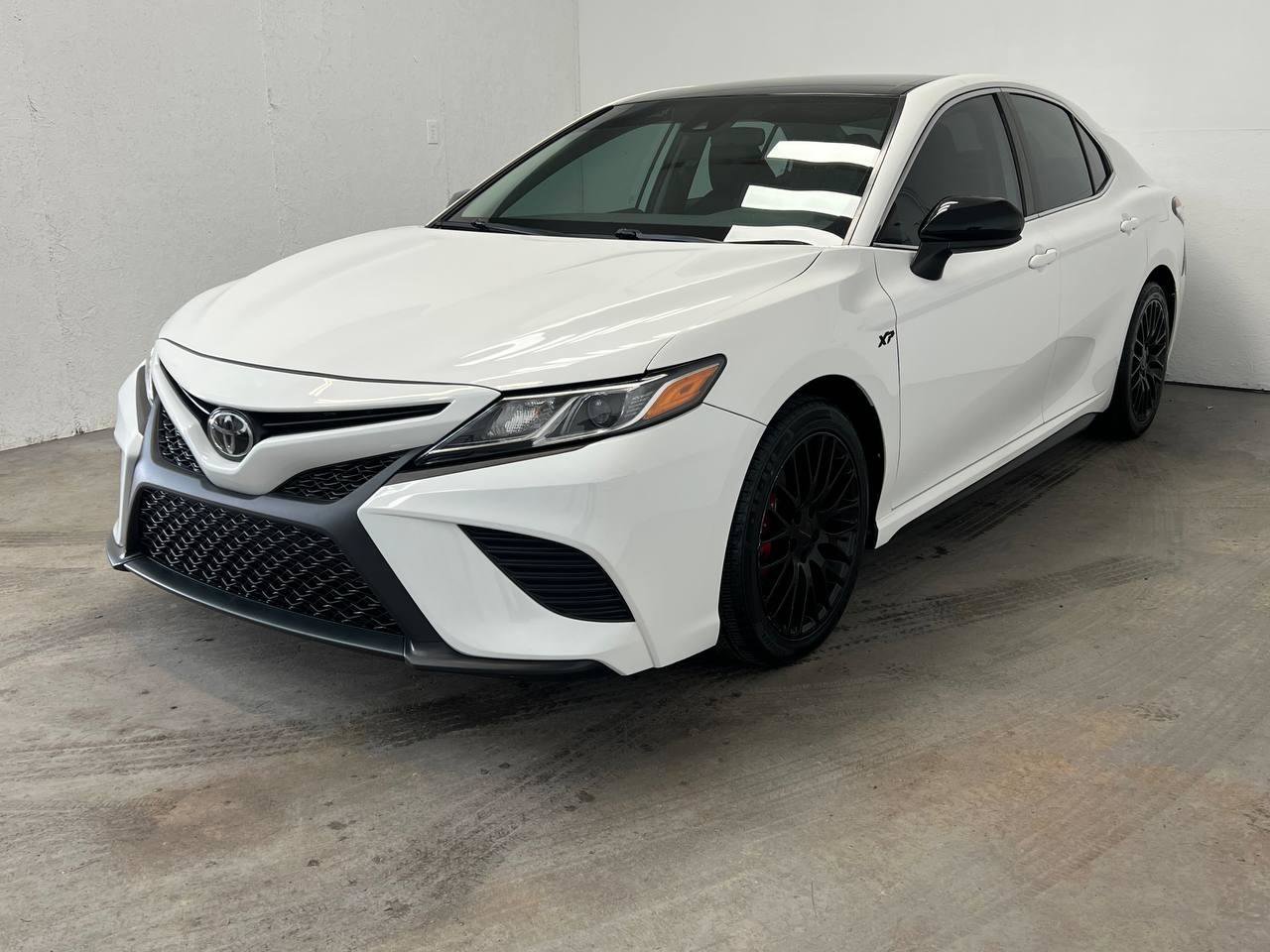 Used 2018 Toyota Camry XSE image 1