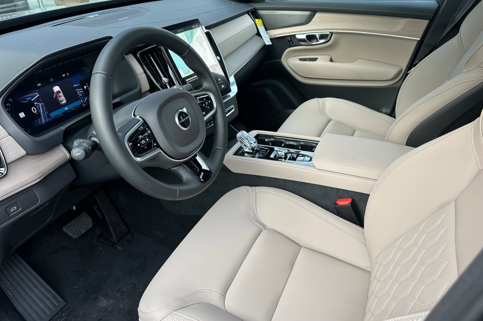 New 2026 Volvo XC90 B5 Plus w/ Protection Package image 9