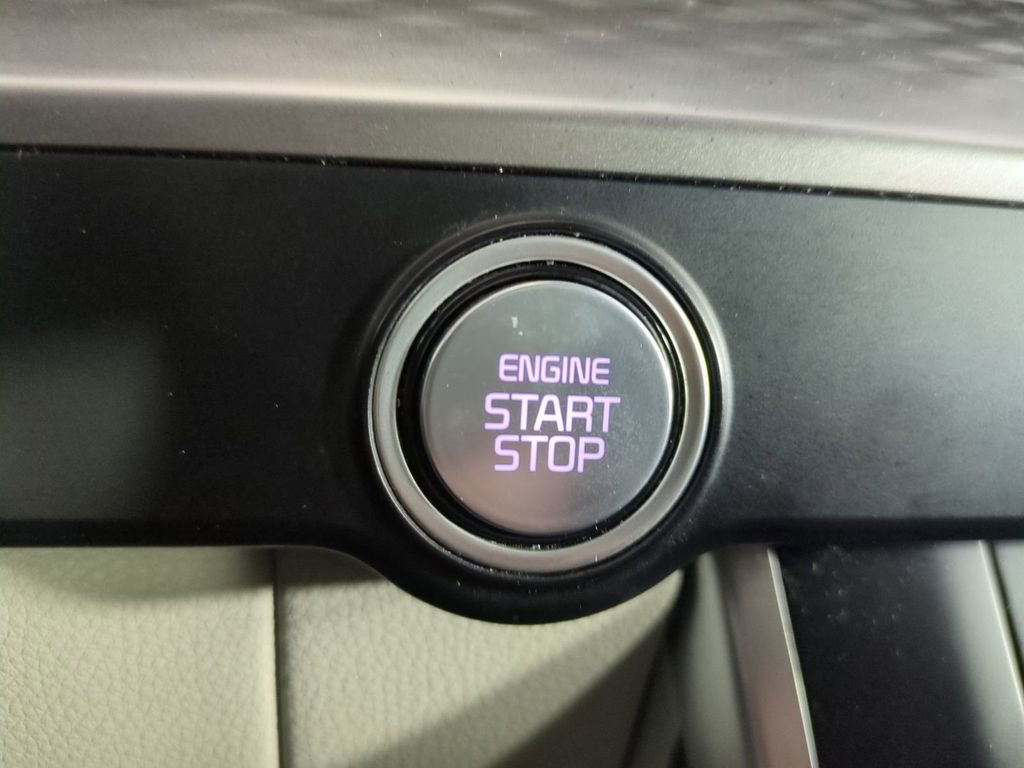 Used 2024 Kia Carnival LX FWD image 34