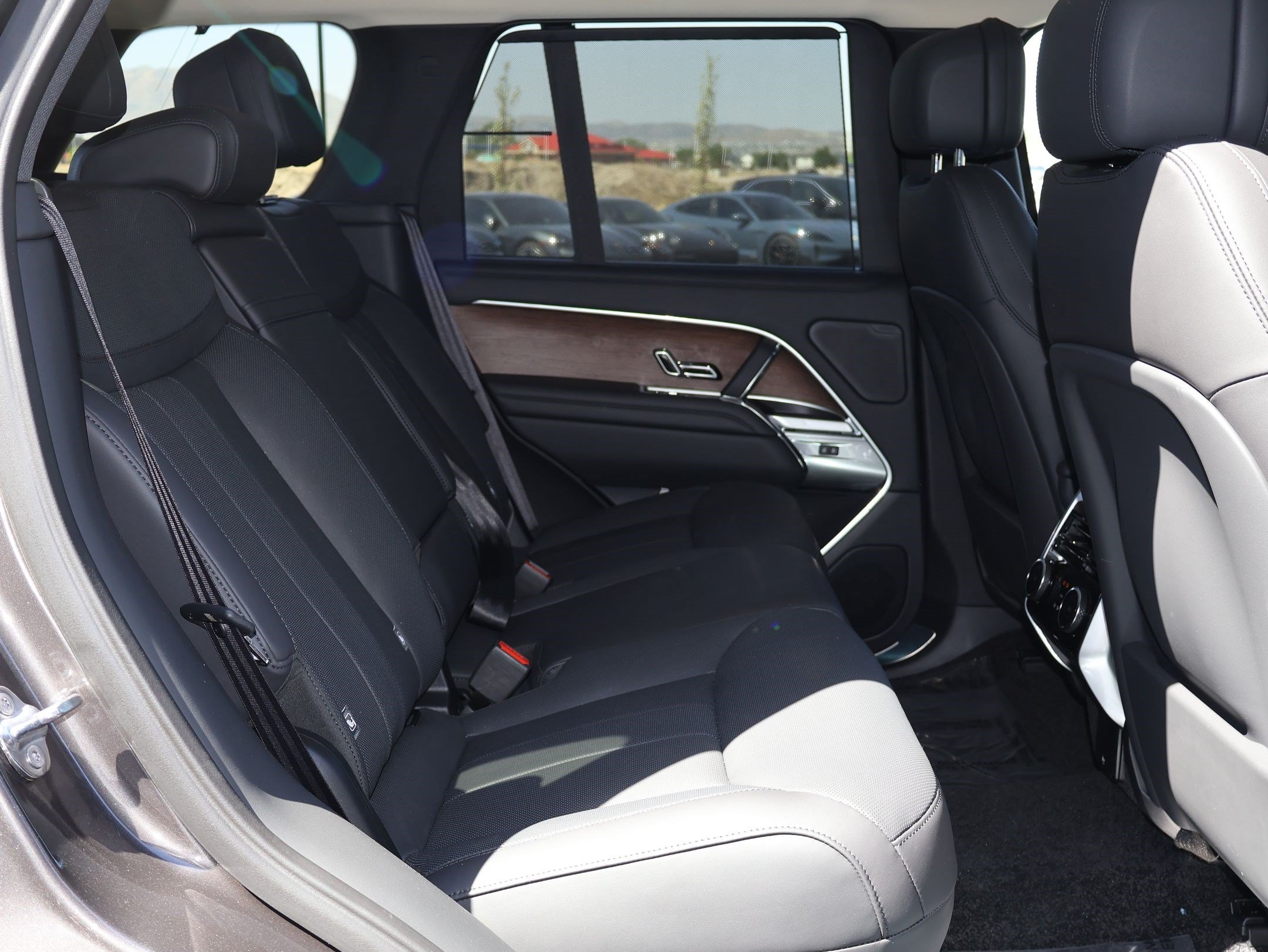 Used 2025 Land Rover Range Rover SE AWD/4WD image 32