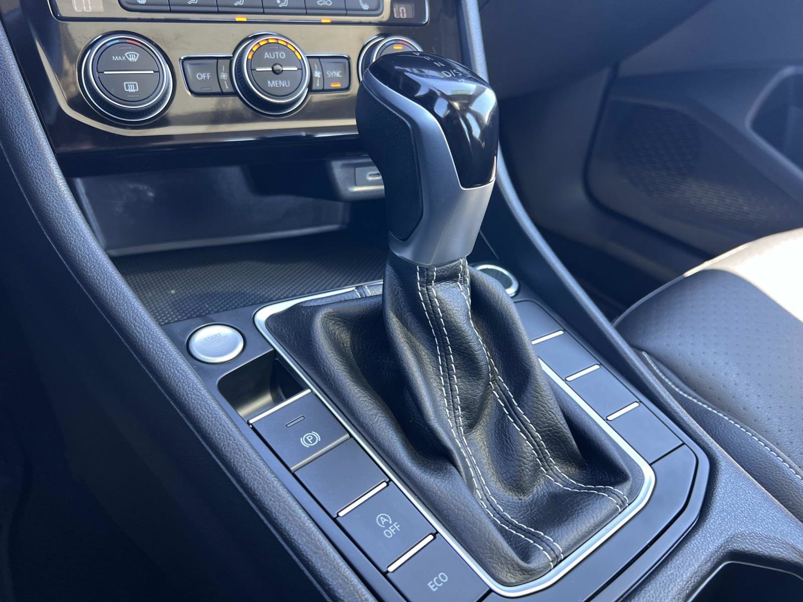 Used 2024 Volkswagen Jetta SE w/ Panoramic Sunroof Package image 16