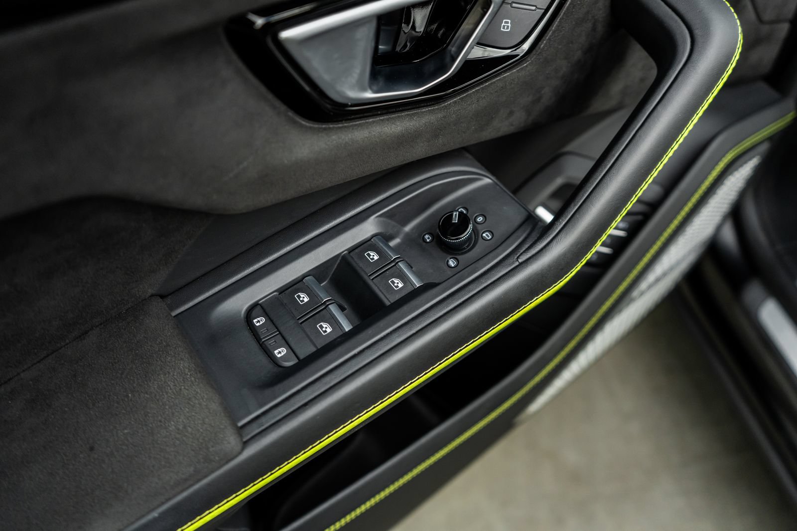 Used 2022 Lamborghini Urus AWD/4WD image 24