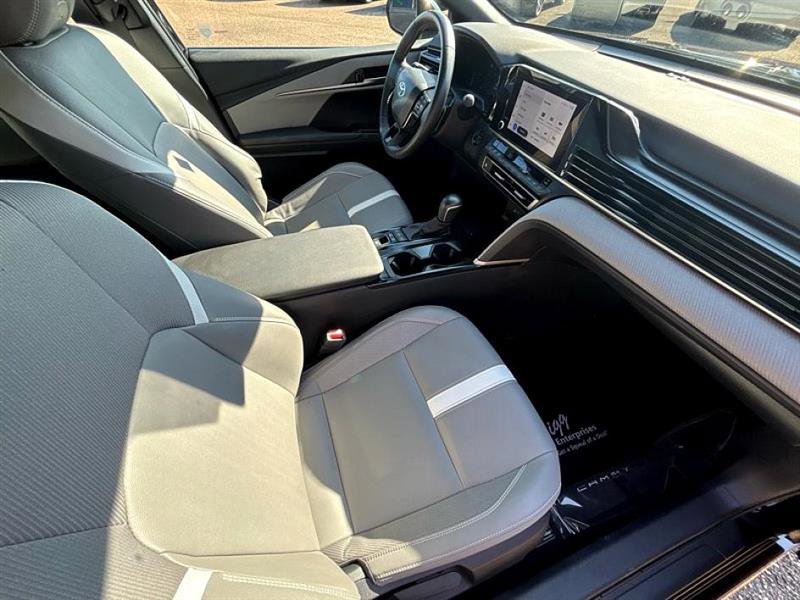 Used 2025 Toyota Camry SE image 43